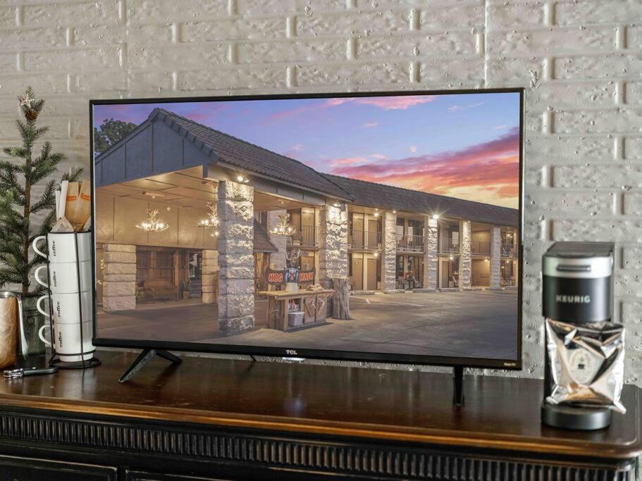 Stonegate Lodge King Bed Wifi Roku Tv Salt Water Pool Room #203 Eureka Springs Eksteriør bilde