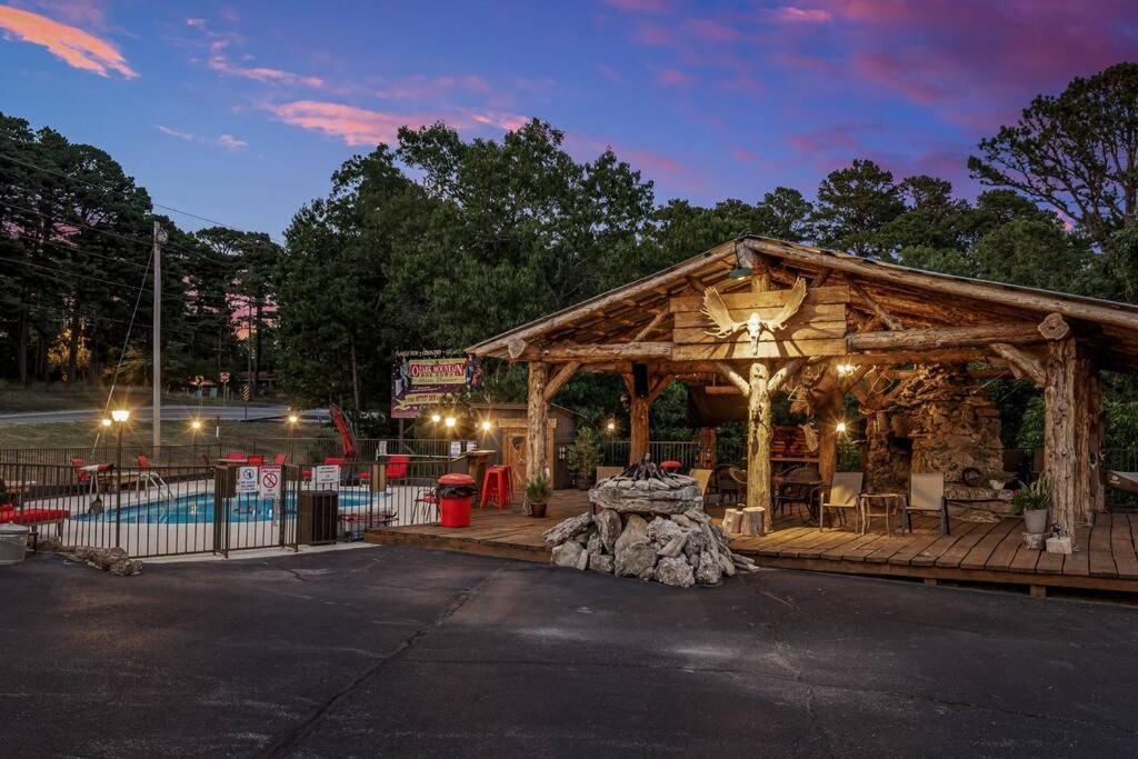Stonegate Lodge King Bed Wifi Roku Tv Salt Water Pool Room #203 Eureka Springs Eksteriør bilde